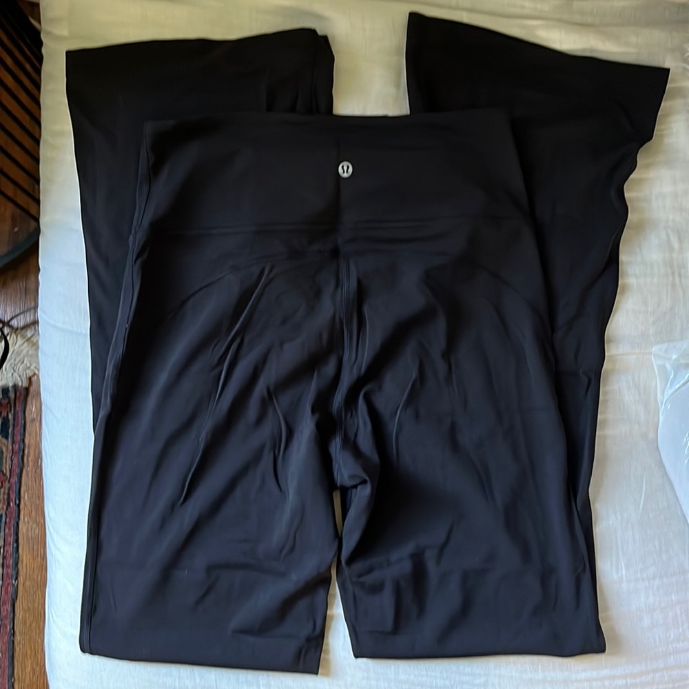 Lululemon Groove Super-High-Rise Flared Pant 
Nulu